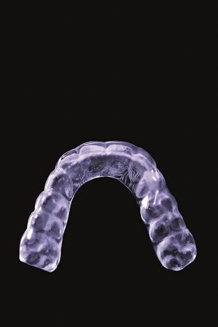 Férula de descarga transparente, hecha a medida para proteger los dientes de noche